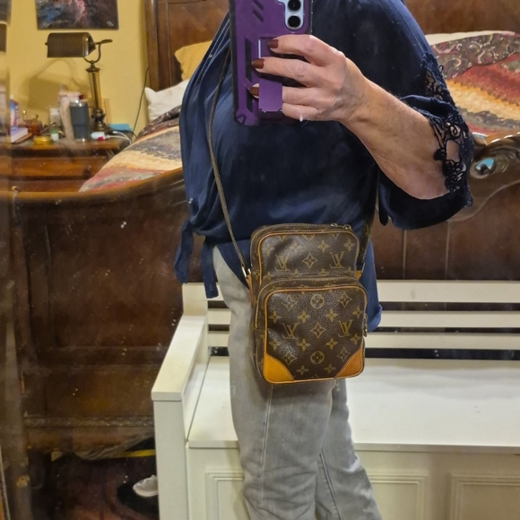 Louis Vuitton: Amazone iconic Monogram Pattern Unisex Crossbody. Code#TH0093 - Picture 5 of 17